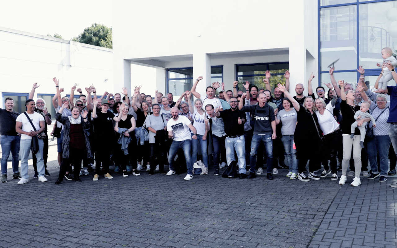 Das jubelnde Team von ecom