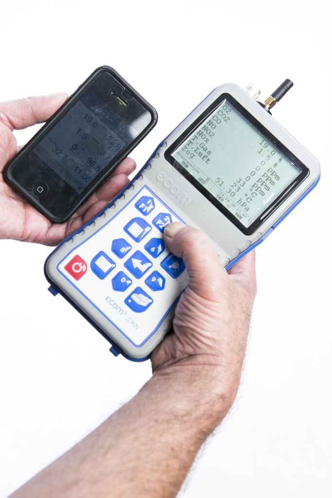 ecom-J2KN Bedienteil und Smartphone mit ecom Fernanzeige App