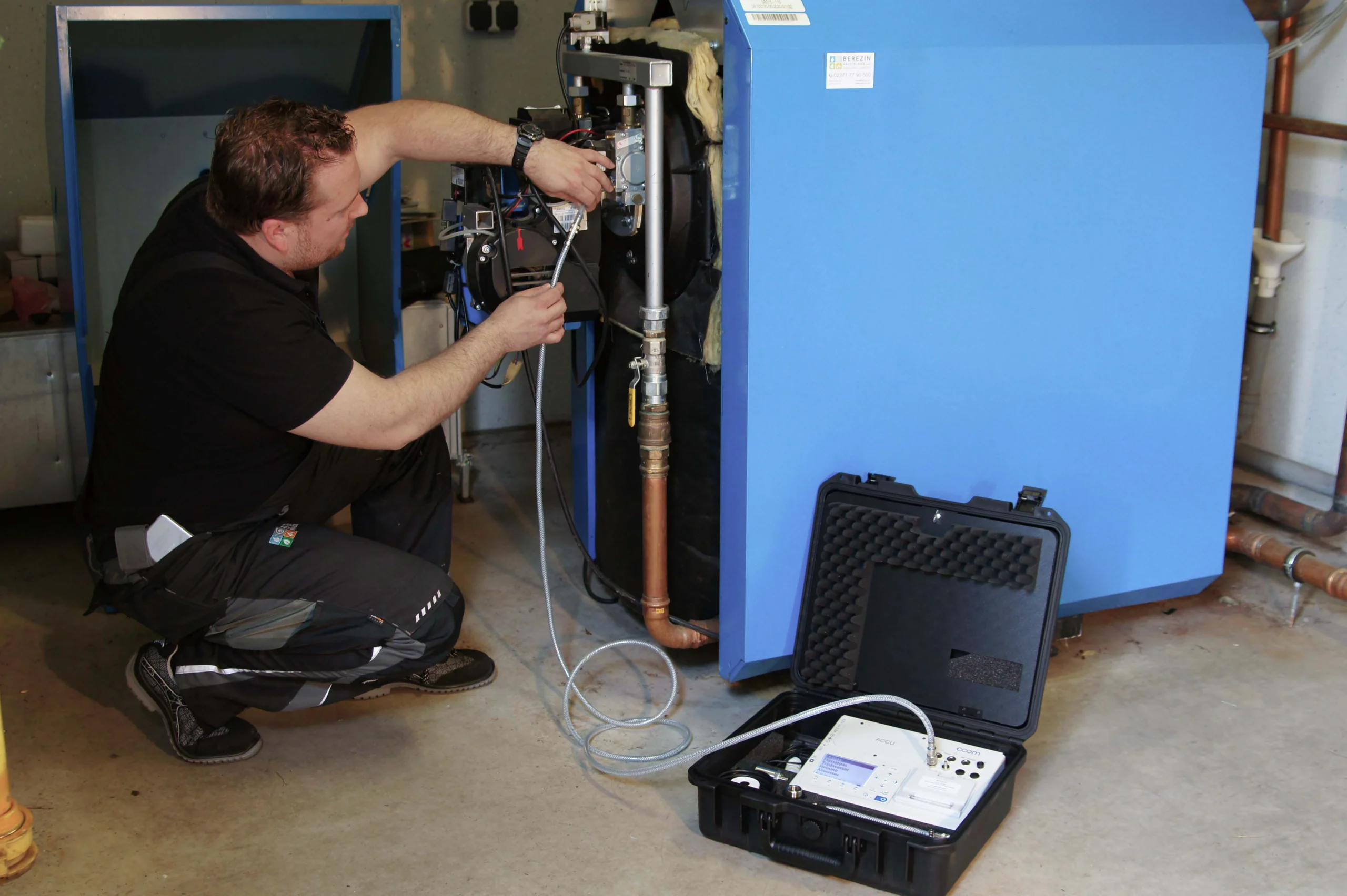 Techniker schließt DP3 zur Gebrauchsfähigkeitsprüfung an Kessel an